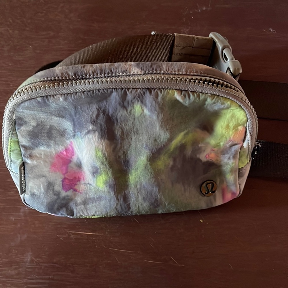 Lululemon Everywhere Belt Bag (Hyper Dye Multi/Rover) EUC